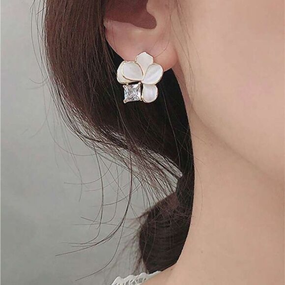 Light pink flower stud earrings A783 - Picture 1 of 4